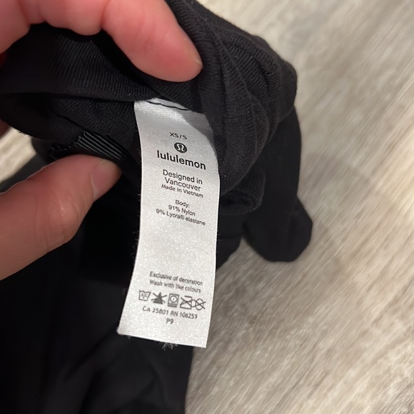 NWOT. LULULEMON gloves - Picture 3 of 5